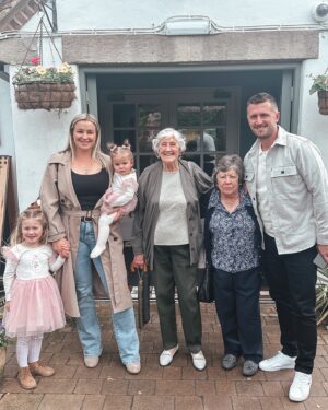 Jade Mead Instagram - You can’t beat a Sunday Roast in the UK 🏴󠁧󠁢󠁥󠁮󠁧󠁿

We arrived on Wednesday and have settled in nicely, the girls are loving it 🥰 

I just love the English countryside and the beautiful old buildings ✨

#UK #england #familyholiday #sundayroast