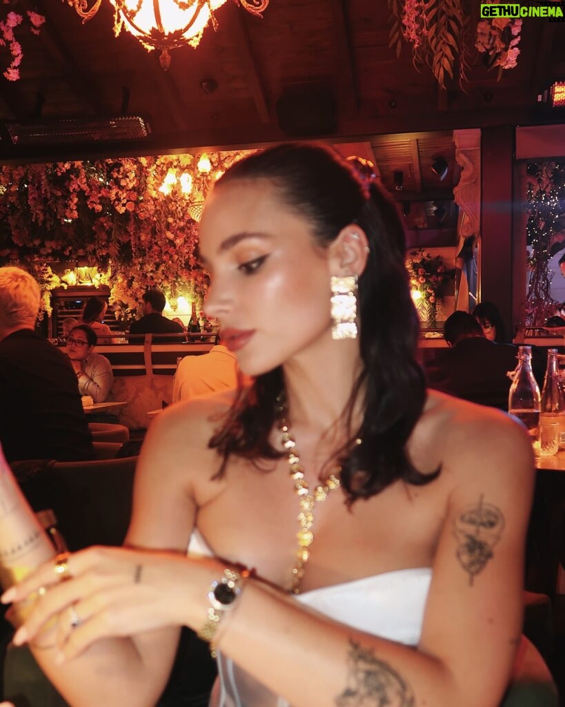 Jade Leboeuf Instagram - Quelle soirée 🌸 manger à @arden_weho pour finir par boire un verre au @chateaumarmont , tu aimes cette tenue? Taking the night off and hydrating with @biodermafrance @biodermausa Créaline 🫧