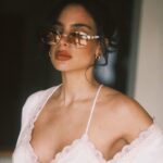 Jade Leboeuf Instagram - Mon mood en ce moment, « douce avec moi même ». Il y a pas mal de changements en ce moment (je vous en parlerai bientôt plus en details) et cela rime avec excitation et stress mais du bon stress. Je m’efforce à être plus sympa avec moi-même et plus tolérante, ces derniers 5 mois ont été difficiles et j’ai besoin de retrouver ce qui me fait vibrer et ce qui m’anime, j’y suis presque et pour ça il faut accepter que pour aller de l’avant on doit parfois changer certaines choses afin de trouver un équilibre. Tenue Lunettes @gucci via @mai_optic Ensemble lingerie @ninadescriquets *Offerts #selflove #selfawareness #remiseenquestion #accessories #beautyphotography #portraitphotography #fashiongram