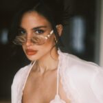 Jade Leboeuf Instagram - Mon mood en ce moment, « douce avec moi même ». Il y a pas mal de changements en ce moment (je vous en parlerai bientôt plus en details) et cela rime avec excitation et stress mais du bon stress. Je m’efforce à être plus sympa avec moi-même et plus tolérante, ces derniers 5 mois ont été difficiles et j’ai besoin de retrouver ce qui me fait vibrer et ce qui m’anime, j’y suis presque et pour ça il faut accepter que pour aller de l’avant on doit parfois changer certaines choses afin de trouver un équilibre. Tenue Lunettes @gucci via @mai_optic Ensemble lingerie @ninadescriquets *Offerts #selflove #selfawareness #remiseenquestion #accessories #beautyphotography #portraitphotography #fashiongram