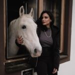 Jade Leboeuf Instagram - Aleppa & Me 🤍 la définition de la douceur, de la curiosité et de la gentillesse ce cheval. Tenue @ikksofficial x @henri_duvillard (offerte) pour trouver un peu de neige mais finalement il n’y en avait pas du tout. Le comble c’est qu’en se levant ce matin, jour blanc, de la neige partout ❄️ 😅