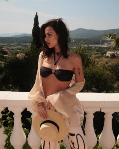 Jade Leboeuf Instagram - Totally felling this French Riviera vibe 🤍 Je te poste cette série de photos alors que je suis en route pour l’aéroport, le cœur un peu serré suite aux mésaventures d’Elon face à un frelon géant ce matin. Je m’envole vers une destination de cœur, j’y ai vécu pendant de nombreuses années importantes et c’est là qu’on s’est mises en couple avec Steph. Je pars seule, pour une marque que j’affectionne énormément mais nous reviendrons en famille quand Elon sera un peu plus grand. Sais-tu de quelle ville il s’agit ?
