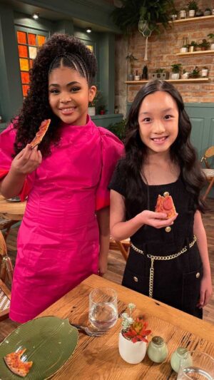 Jaidyn Triplett Instagram - Tell me a story when you let a friend borrow your stuff and it didn’t end well… @maleaemma you can’t borrow anything else of mine. Sorry. 😅😜 Anybody recognize this duo?

Directed and edited by @jtripnation 
Written by @missjaydmv & @jtripnation 

#jaidyntriplett #comedy #sketchcomedy #icarly #millicent #badcredit #badborrower #triplettfamilynetwork