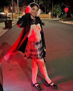 Jaidyn Triplett Instagram - Draculaura and Vampirina!!! 

Drop some 🦇🦇🦇 in the comments! 

#jaidyntriplett #jordyntriplett #monsterhigh #costume #draculaura #vampirina #halloween #sistersister