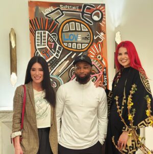 Jaime Murray Instagram - Loved the chance to watch the amazing @halimflowers work his magic at @unacasaprivada this week. He is such a bright light, channeling so much spirit, soul & poetry onto his canvas. 

He is a weapon of mass construction, 
surviving untenable odds after being imprisoned by a broken system at 17.
Over 22 years later he handed that same system back the 2 life sentences they gave him as a child and has succeeded against all the odds… Or perhaps with the blessings bestowed upon him though his connection with spirit, his art is shown worldwide. What amazing energy, love & inspiration he is to us all. 

In his own words ‘with a mustard seed of faith, watered by a vision, along with the light of commitment to consistent work, dreams become reality…Art expands the elasticity of reality into the fifth dimension and beyond....”

Thank you @unamalan & @reweavela for bringing us all together, your style is matched only by your sweetness 💕✨

Photo credit 📸 @iamdearsparrow 💥