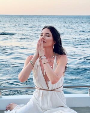 Jaime Murray Instagram - The sunlight claps the earth, 
& the moonbeams kiss the sea
In heaven and on earth
In the moon and the stars

Gracias Pachamama 
Gracias por toda la vida

❤️💫 🌍🌙🌺🌿💧✨

Photo credit @chotimelive 🥰😉😘