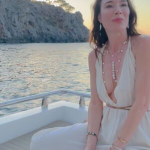 Jaime Murray Instagram - The sunlight claps the earth, 
& the moonbeams kiss the sea
In heaven and on earth
In the moon and the stars

Gracias Pachamama 
Gracias por toda la vida

❤️💫 🌍🌙🌺🌿💧✨

Photo credit @chotimelive 🥰😉😘