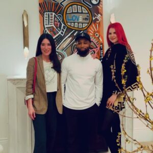 Jaime Murray Instagram - Loved the chance to watch the amazing @halimflowers work his magic at @unacasaprivada this week. He is such a bright light, channeling so much spirit, soul & poetry onto his canvas. 

He is a weapon of mass construction, 
surviving untenable odds after being imprisoned by a broken system at 17.
Over 22 years later he handed that same system back the 2 life sentences they gave him as a child and has succeeded against all the odds… Or perhaps with the blessings bestowed upon him though his connection with spirit, his art is shown worldwide. What amazing energy, love & inspiration he is to us all. 

In his own words ‘with a mustard seed of faith, watered by a vision, along with the light of commitment to consistent work, dreams become reality…Art expands the elasticity of reality into the fifth dimension and beyond....”

Thank you @unamalan & @reweavela for bringing us all together, your style is matched only by your sweetness 💕✨

Photo credit 📸 @iamdearsparrow 💥