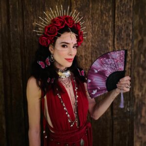 Jaime Murray Instagram - #happyhalloween I hope your journey from the underworld took you to the heavens 
👻✨🥀💫💖👼🏻🦋🌺
Turn your face toward the sun and the shadows will fall behind you… 🐍🌟🌷🌞🌹