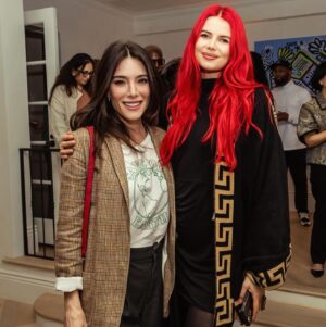 Jaime Murray Instagram - Loved the chance to watch the amazing @halimflowers work his magic at @unacasaprivada this week. He is such a bright light, channeling so much spirit, soul & poetry onto his canvas. 

He is a weapon of mass construction, 
surviving untenable odds after being imprisoned by a broken system at 17.
Over 22 years later he handed that same system back the 2 life sentences they gave him as a child and has succeeded against all the odds… Or perhaps with the blessings bestowed upon him though his connection with spirit, his art is shown worldwide. What amazing energy, love & inspiration he is to us all. 

In his own words ‘with a mustard seed of faith, watered by a vision, along with the light of commitment to consistent work, dreams become reality…Art expands the elasticity of reality into the fifth dimension and beyond....”

Thank you @unamalan & @reweavela for bringing us all together, your style is matched only by your sweetness 💕✨

Photo credit 📸 @iamdearsparrow 💥
