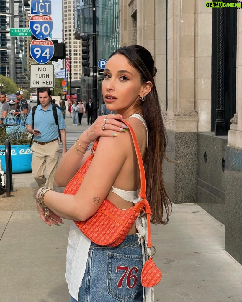 Jami Alix Instagram - wearing a stagecoach tank top is genuinely my version of attending a festival 🤠 i’m so curious are you stageCOACH or stageCOUCH!? @pacsun #pacpartner