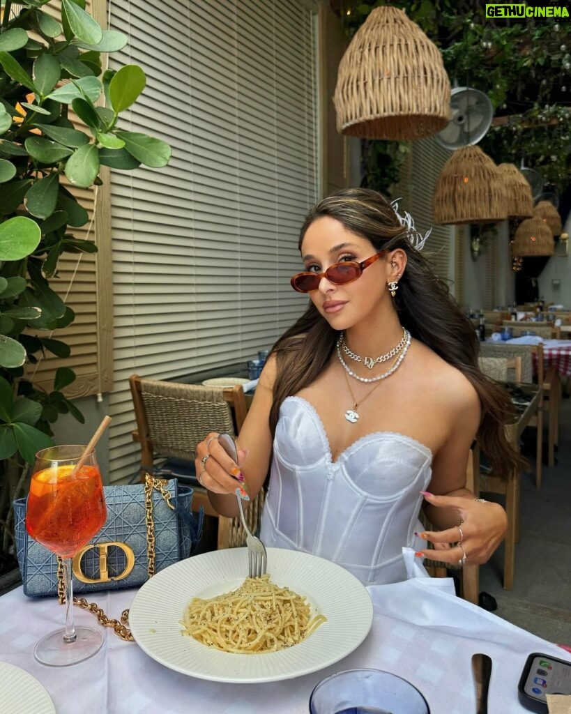 Jami Alix Instagram - swipe for me being really hot while slurping up cacio e pepe 🍝!