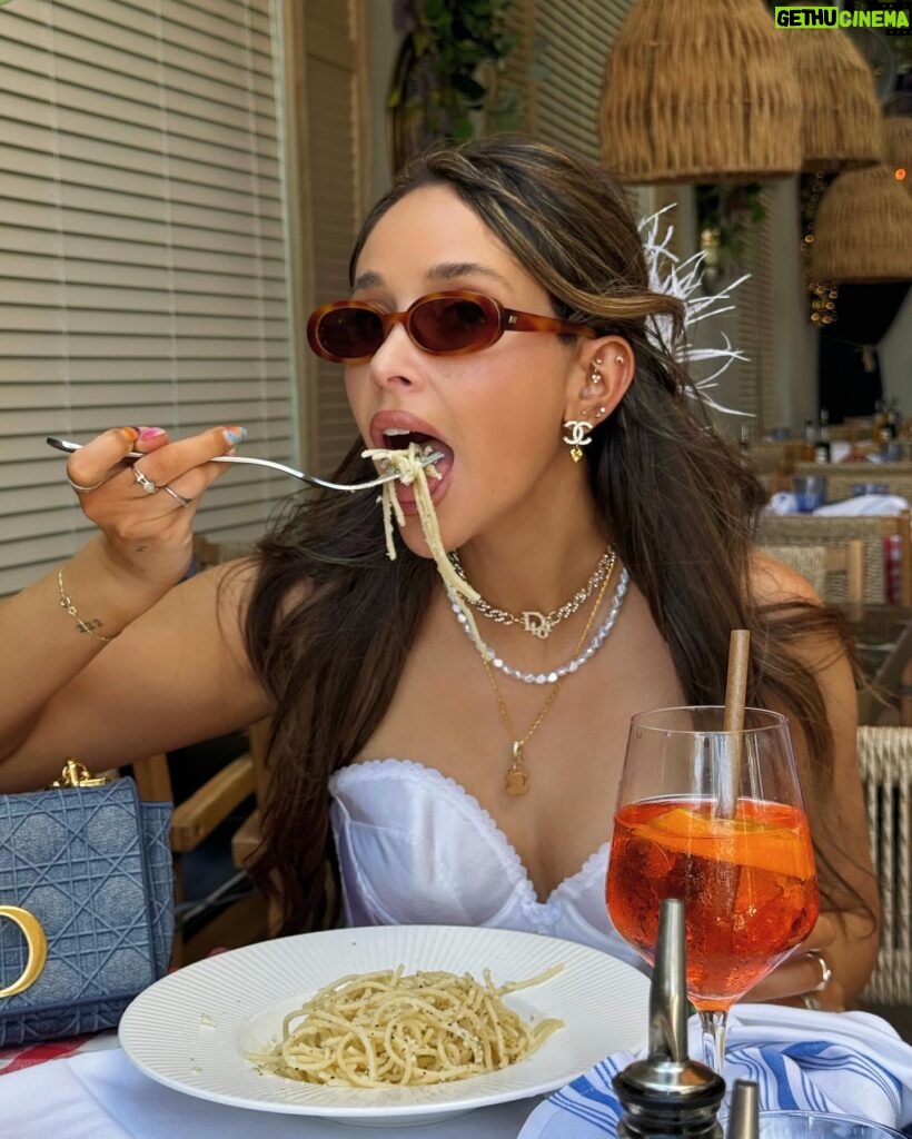 Jami Alix Instagram - swipe for me being really hot while slurping up cacio e pepe 🍝!