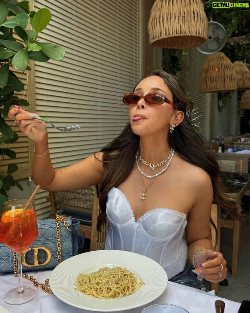 Jami Alix Instagram - swipe for me being really hot while slurping up cacio e pepe 🍝!
