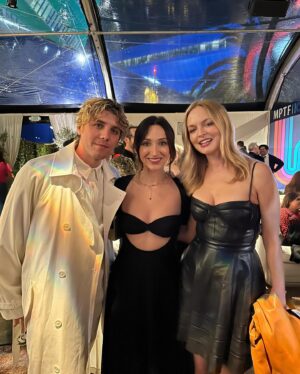 Jamie Lee Instagram - gorgeous night with the best brainy beauties in the biz I’m tired now bye bye oh wait emmys are tomorrow ok time for celsius hi hi

Dress @beaufille
Shoes @lagencefashion 
Glam @makeupbyomarl 
Styling @anna_schilling
😽✨😽

@mptf 

#TedLasso