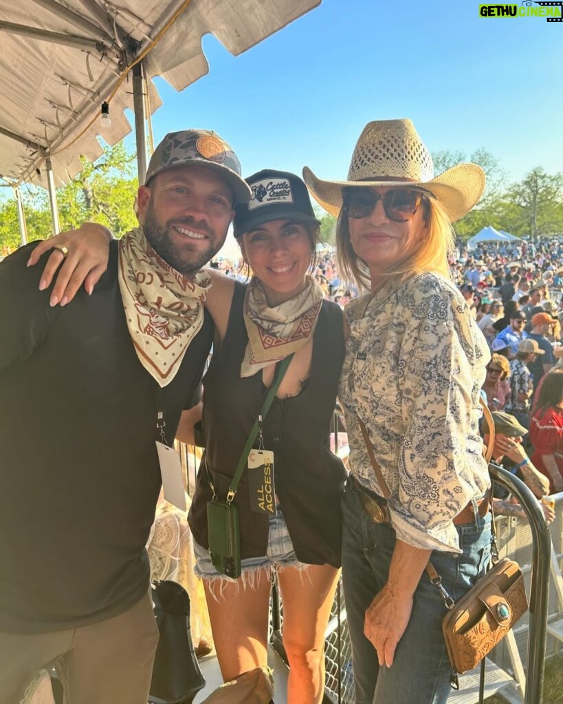 Jamie-Lynn Sigler Instagram - So grateful I was surrounded by some of my favorite people this difficult weekend, as we celebrated all the hard work that my guy and his wonderful partners put into on the first annual @cattlecountryfest It was incredible and I’m so proud of you guys. Lots of winks from heaven this weekend ❤️