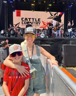 Jamie-Lynn Sigler Instagram - So grateful I was surrounded by some of my favorite people this difficult weekend, as we celebrated all the hard work that my guy and his wonderful partners put into on the first annual @cattlecountryfest  It was incredible and I’m so proud of you guys. Lots of winks from heaven this weekend ❤️