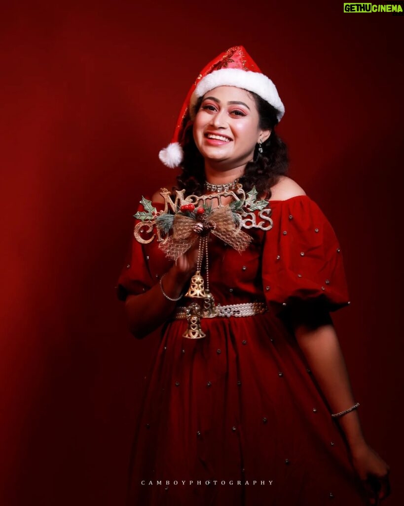 Janaki Sudheer Instagram - Merry Christmas 🎅 🎄 #picoftheday #pictureoftheday #pretty #modelsofinstagram #modelsofkerala #bigbossmalayalam #bgbossmalayalamseason4 #janakisudheer #happiness #instagood #iamonmyway #instafashion #instadaily #vibes_of__kerala #enjoylittlethings #explore #cute #happy #selflove #smile