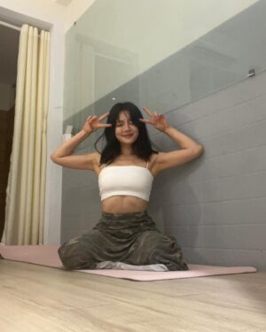 Jane Chen Instagram - 想表達昨天重訓很無感的下腹 今天有酸！！！
最近覺得手機怎麼拍怎麼糊 是不是暗示我要換14🤣