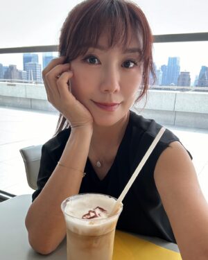 Jane Lee Instagram - 浦東美術館看畫看風景都美
上海新天地依舊好逛好美食
豫園仍然人山人海古色古香
上海四天三夜小旅行很可以
#該回家上班了 
#正能量