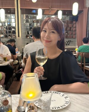 Jane Lee Instagram - 浦東美術館看畫看風景都美
上海新天地依舊好逛好美食
豫園仍然人山人海古色古香
上海四天三夜小旅行很可以
#該回家上班了 
#正能量