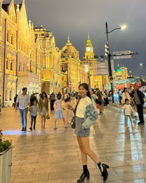 Jane Lee Instagram - 上海外灘就是一直這麼熱鬧美麗🥰
#夜太美 #看不膩