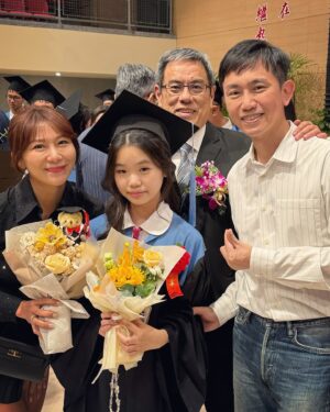 Jane Lee Instagram - 小可樂畢業快樂🥳
謝謝復興給妳10年的養分
即將邁向人生更多挑戰的階段
復興小火炬繼續發光發熱💪🏻
#一轉眼就是10年￼￼￼
#台下都是媽媽在哭