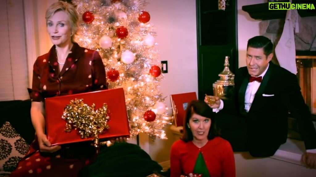 Jane Lynch Instagram - It’s a Sentimental Christmas with @timdavis_official @therealkateflannery and me. By @tonyguerreroquintet https://youtu.be/9AoYBeHNLpc