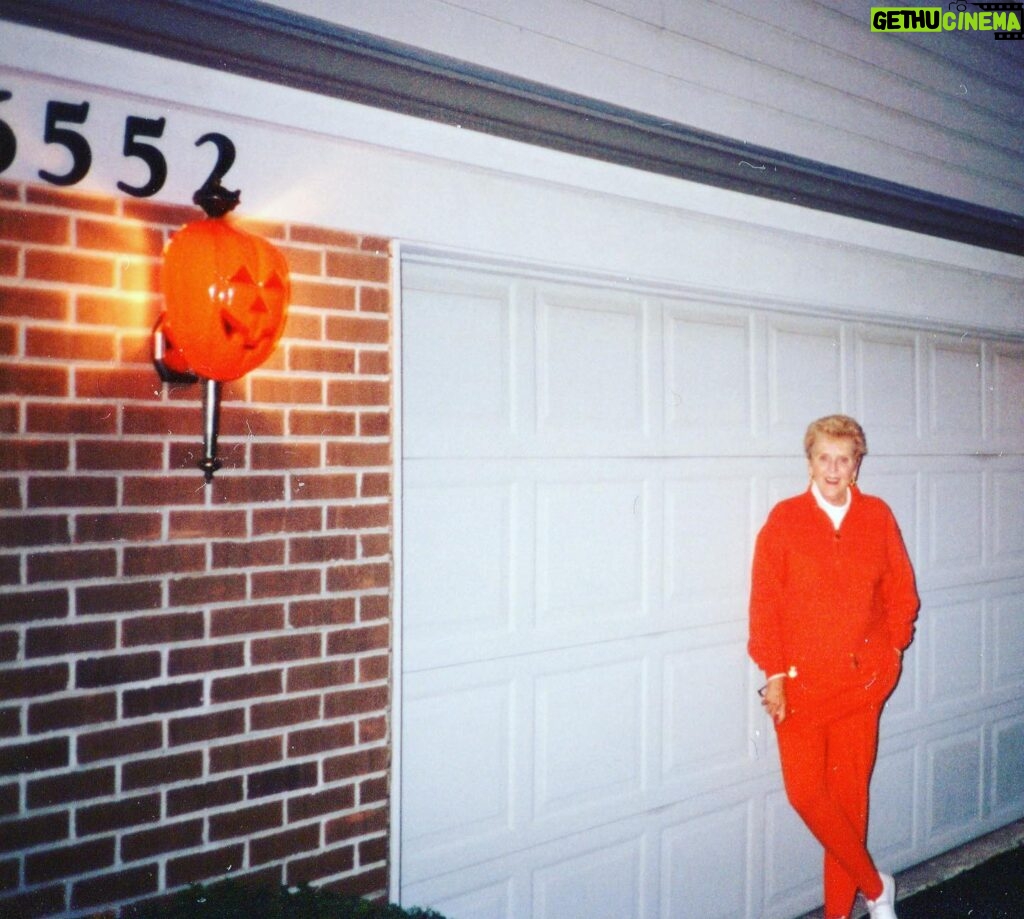 Jane Lynch Instagram - Mom loved the opportunity to wear a themed outfit. 🎃🤗💗