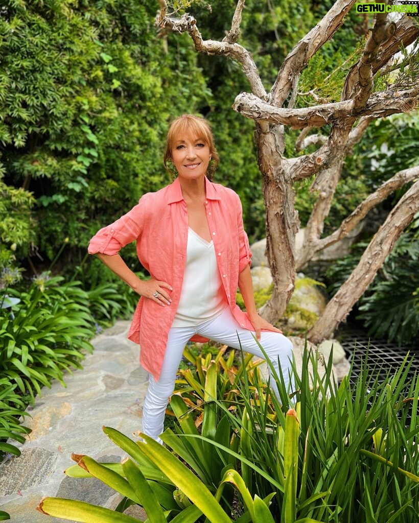 Jane Seymour Instagram - Reflecting today on the power of positivity. ✨ ⁣ ⁣ As we all know, life has its own plans. We are often led into unexpected twists and turns. ⁣ ⁣ I’m struck by the incredible power of maintaining a positive outlook, even amidst challenges. So many of you have shared your incredible stories of resilience and perseverance over the years. 🙏 ⁣ ⁣ I’m curious to know, what daily practices have you adopted to infuse your days with more optimism?