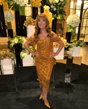Jane Seymour Instagram - Feeling lucky! 🍀😉 At the #IrishWish premiere with my beautiful ‘daughter’- @lindsaylohan! 💚⁣⁣
⁣⁣
👗: @chiarabonilapetiterobe 
✂️: @tousledbyjae 
👄: @marina_gravani 
⁣
@netflix 
@netflixfilm