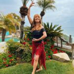 Jane Seymour Instagram - Heat things up with my new Roses and Lace scarf collection!🌹 If you’re looking for something icier, then you’ll love the Iceberg Rose! 🧊 ⁣ ⁣ Discover these exquisite designs inspired by my paintings, crafted in various sizes and luxurious fabrics. ⁣ ⁣ Enjoy a special 20% discount using code “20OFF” at checkout! Visit JaneSeymour.com to explore the collection today. Which is your favourite?