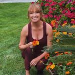 Jane Seymour Instagram - Capturing the essence of “the now” is like picking flowers – delicate, fleeting, and eternally beautiful. 💐 Remember to seize the moment, and let life’s garden unfold. 💗 Happy #OpenHeartsSunday!