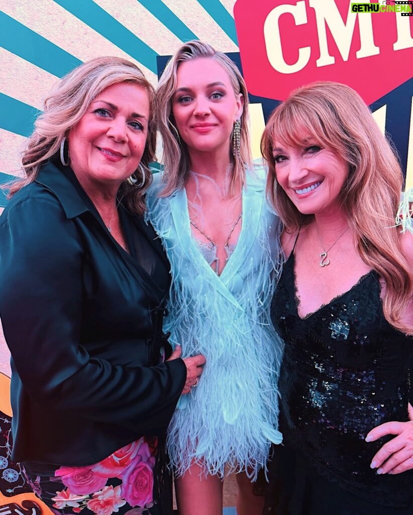 Jane Seymour Instagram - Sharing a little @cmt awards behind-the-scenes with the incredible @kelseaballerini and her beautiful mom Carla! 🤩