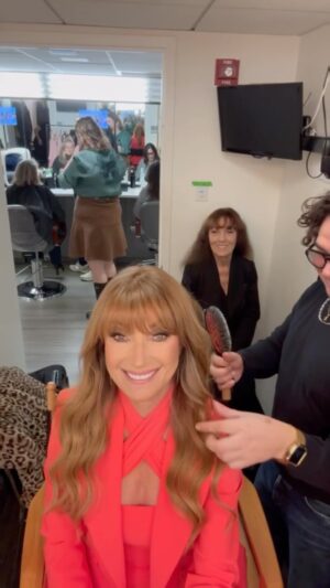 Jane Seymour Instagram - Sisters take New York City! 🥰 Thought you might enjoy coming along for the ride as we promote #IrishWish! 🍀 The full interview with The @todayshow is up on my Instagram Stories as is the full movie trailer. Don’t miss it March 15th on @netflix!⁣
⁣
👚: @chiarabonilapetiterobe 
✂️: @tousledbyjae 
💄: @marina_gravani
