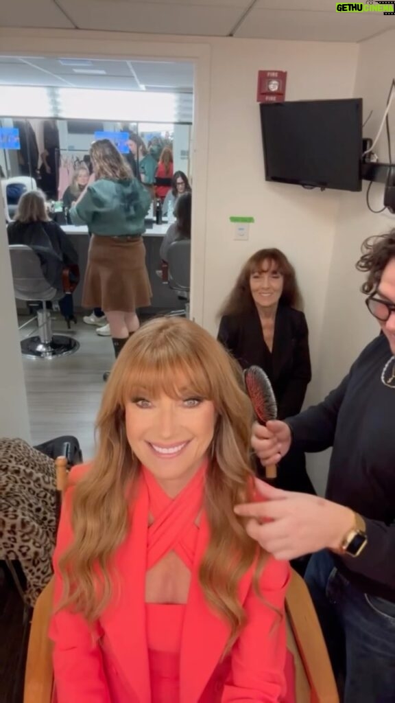 Jane Seymour Instagram - Sisters take New York City! 🥰 Thought you might enjoy coming along for the ride as we promote #IrishWish! 🍀 The full interview with The @todayshow is up on my Instagram Stories as is the full movie trailer. Don’t miss it March 15th on @netflix!⁣ ⁣ 👚: @chiarabonilapetiterobe ✂️: @tousledbyjae 💄: @marina_gravani