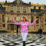 Jane Seymour Instagram - Feeling like a queen at Versailles! 👸 Talk about gilded glam! ✨ ⁣ ⁣ From hunting lodge to palatial splendor, this place has had quite the glow-up. Walking through these halls again feels so surreal. 😊 ⁣ ⁣ Exploring the gardens is like stepping back in time—simply stunning! Which room would you get lost in?
