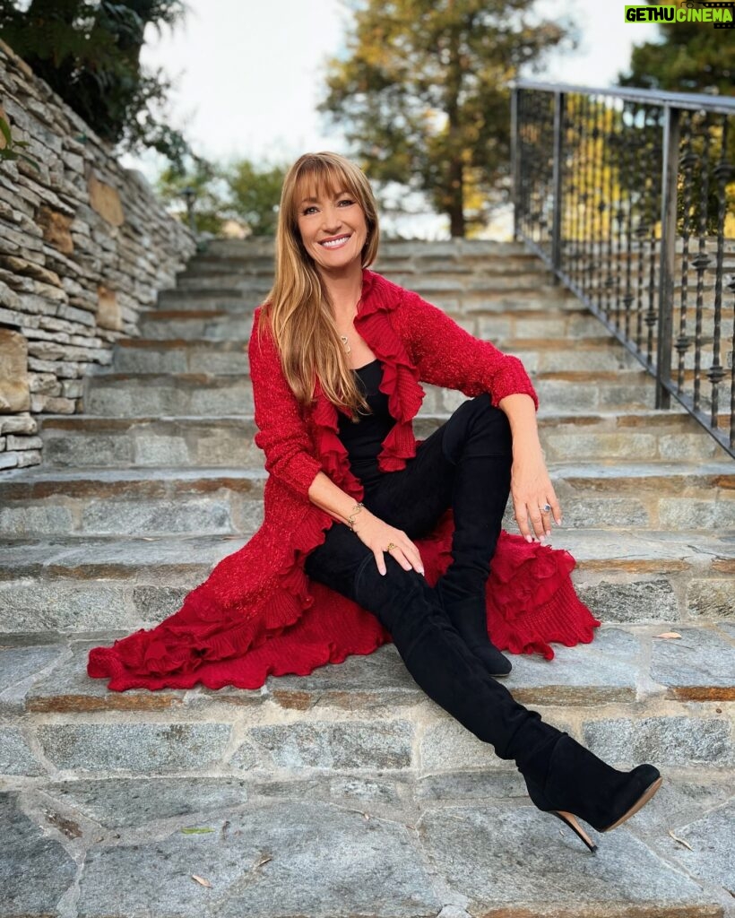 Jane Seymour Instagram - Goodbye February, hello March! 👋☺️ Remember, resolutions are a journey, not a race. If you haven’t gotten started or as far as you’d like to this year, it’s never too late. Be kind to yourself! 💚 What positive change(s) are you looking to make this March?