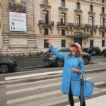 Jane Seymour Instagram - Bonjour Paris!👩‍🎨🇫🇷 Arrête-toi et sens les fleurs! 🌺