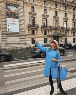 Jane Seymour Instagram - Bonjour Paris!👩‍🎨🇫🇷 Arrête-toi et sens les fleurs! 🌺