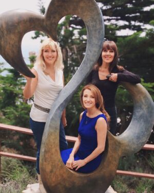 Jane Seymour Instagram - Today isn’t just a celebration; it’s a tribute to the indomitable spirit of women across the globe. ♥️ Proud to stand with my sisters, whose strength and resilience inspire me every day. Thought you might enjoy this #FlashbackFriday! Happy #InternationalWomensDay! 🌍👭 Share a story below of a woman who has made a difference in your life!