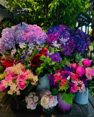 Jane Seymour Instagram - Bonjour Paris!👩‍🎨🇫🇷 Arrête-toi et sens les fleurs! 🌺