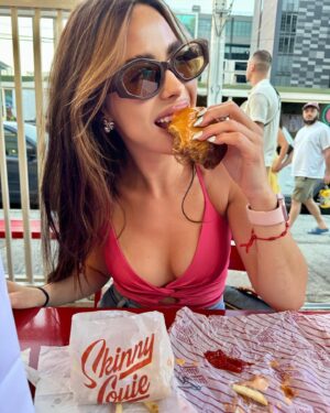 Janelle Marie Instagram - last slide : I think the guy behind me wanted my burger 🍔 @skinnylouie.burgers