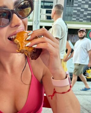 Janelle Marie Instagram - last slide : I think the guy behind me wanted my burger 🍔 @skinnylouie.burgers