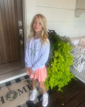 Janelle Pierzina Instagram - And they’re off!! First Day of School! 🍎 

Violet 6th
Lincoln 4th
Stella 3rd