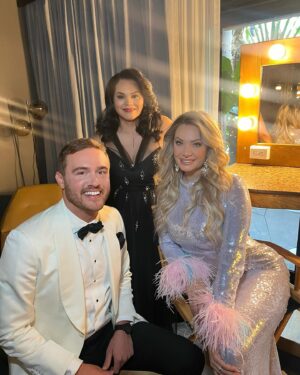 Janelle Pierzina Instagram - Hanging with my favorite Faithfuls at the E! Brunch at the Oscars 🥰 
@peacock #thetraitorsus 
Makeup 💄 @TheQgroupLA
💃🏼😘