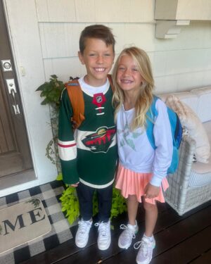 Janelle Pierzina Instagram - And they’re off!! First Day of School! 🍎 

Violet 6th
Lincoln 4th
Stella 3rd