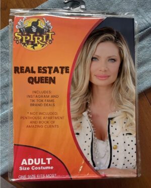 Janelle Pierzina Instagram - Spirit Halloween truly has everything as far as costumes go! #minneapolisrealtor #realtorsofinstagram #realtor