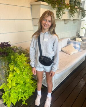 Janelle Pierzina Instagram - And they’re off!! First Day of School! 🍎 

Violet 6th
Lincoln 4th
Stella 3rd