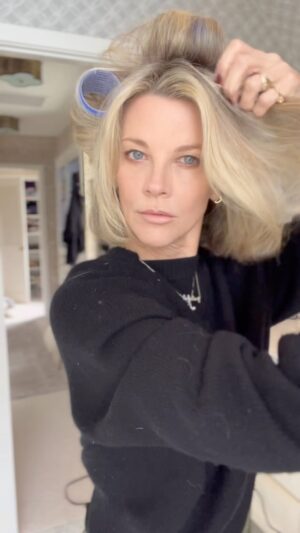 Janet Gunn Instagram - Date night for Valentine’s Day, short hair vavava boom 🫶
If you have thin hair, no problem can’t go wrong with  @philipb healthy hair & @emijayinc angelstick 🫶 you can also use this on your eyebrows to hold in place!
I have super thin hair, and nothing works better than these products for me personally. 
Roll the hair forward,  roll the hair back... Thanks to the @dysonhair brush wand, I can add incredible, volume along with these productsfeom @philipb @emijayinc 
💋 @typologyparis #cleanbeauty 
#grwmhair #hairturorial #shorthair #bobhaircut #dysondryer #philipb #emijay #angelstick #hairvolume #ootdstyle